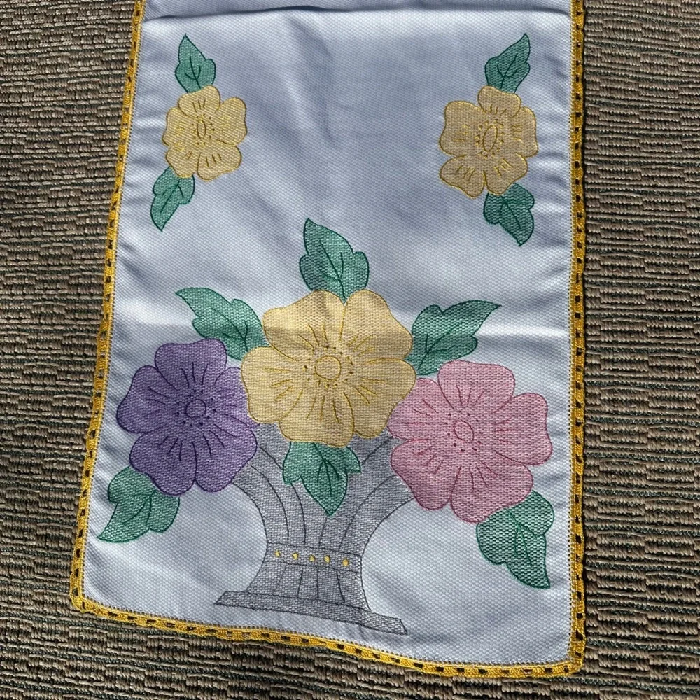 Vintage‎ Hand Embroidered Floral Table Runner White Yellow Lace Trim Cottagecore